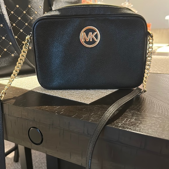 MK crossbody - Picture 1 of 3